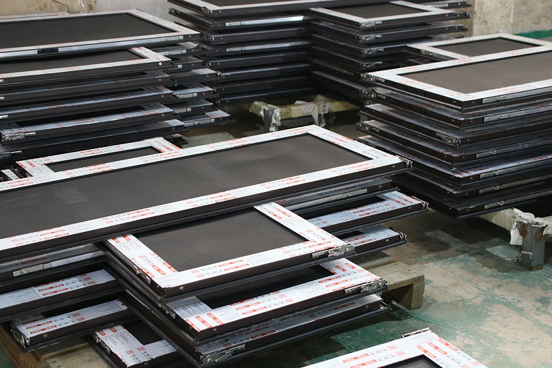 高樓層到底裝平開窗好還是裝推拉窗好？樓上樓高端門窗的解說讓人恍然大悟！