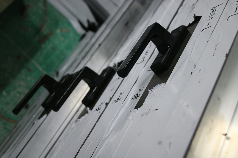 樓上樓高端門窗-鋁合金門多少錢一平米？